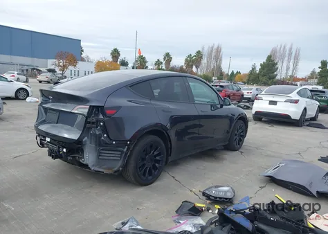2024 Tesla Model Y Long Range Dual Motor All-Wheel Drive z USA, uszkodzony, nr VIN 7SAYGDEE9RF071449